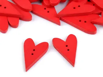 Dřevěný dekorační knoflík srdce 21 x 33 mm - červená