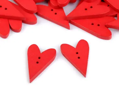Dřevěný dekorační knoflík srdce 21 x 33 mm - červená